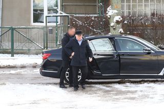 Lech Wałęsa ślizga się na chodniku w drodze do kościoła