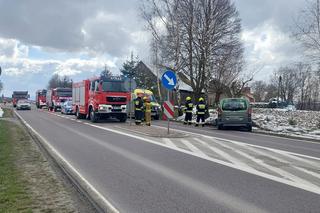 Zabłędza. Osobówka uderzyła w przydrożne drzewo na DW 977 