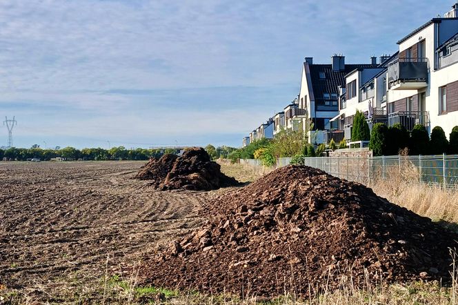 "Śmierdzący" problem na osiedlu. Mieszkańcy mają hałdy obornika pod oknami