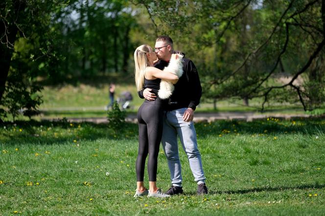 Ola Ciupa boksuje i całuje na spacerze