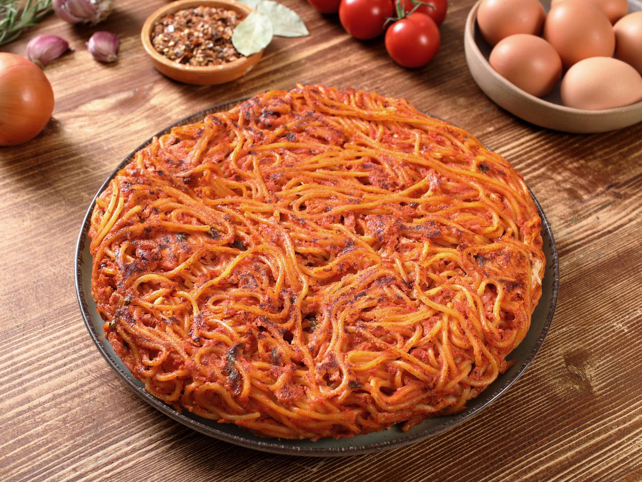 Zapiekane SPAGHETTI w sosie pomidorowym: super patent na wczorajszy makaron