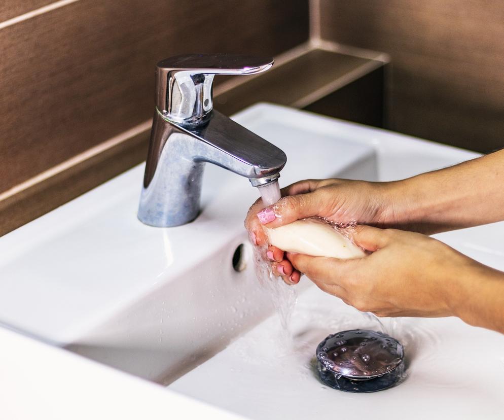 Jak usunąć osad z mydła na umywalce? Mamy zniewalająco skuteczny sposób, na irytujący brud w łazience