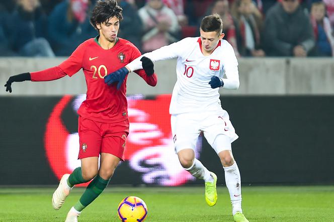 Sebastian Szymański (z prawej) był jednym z bohaterów eliminacji do młodzieżowego EURO. Teraz ma stanowić o sile reprezentacji Polski.