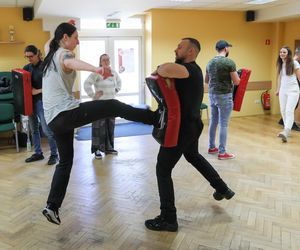 Odpowiedź na bandyckie ataki na ratowników medycznych w Warszawie. Przeszli ostre szkolenie