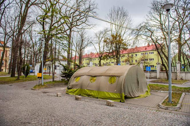 Wojskowe namioty pod "mobilną" izbę przyjęć przed szpitalem im. Jonschera w Łodzi