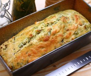 Odkryłam prosty przepis na pyszny chlebek bez drożdży. Tajemnicą jego smaku są te 2 sery 