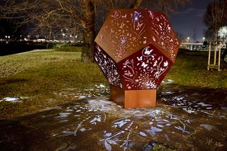 Warszawa. Lampiony w Dzielnicy Wisła