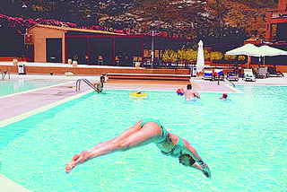 Zabrała rodziców do Grecji