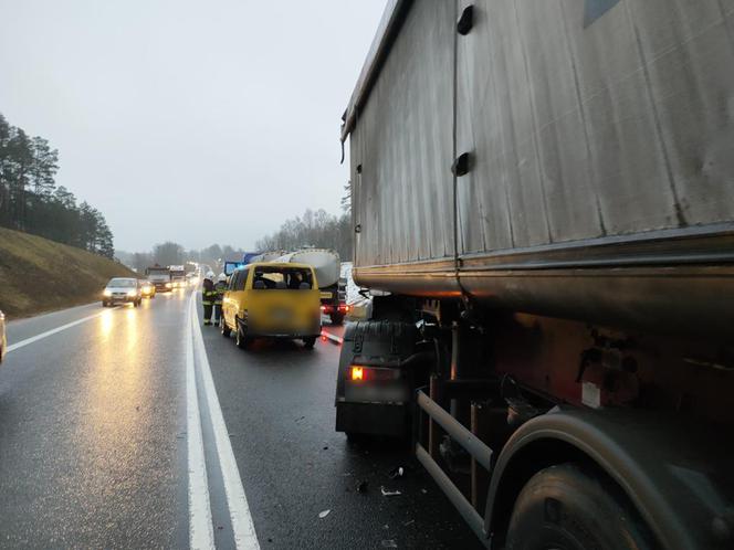 Poważny wypadek w Kromerowie na DK 16. Kilka osób jest rannych [ZDJĘCIA]
