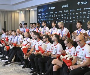 Kibice w szoku! Czekali na siatkarzy, a tu nagle wyszli polscy złoci medaliści