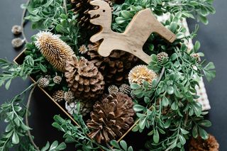 Jak zrobić świąteczne wieńce i girlandy? Prosty sposób na zachwycające ozdoby