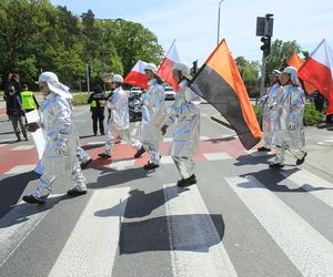 Warszawa pielęgnuje tradycję hutniczą. Kolorowa parada przeszła ulicami miasta