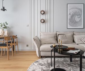 Eklektyczne mieszkania w Poznaniu. Ciemna kuchnia i jasny salon