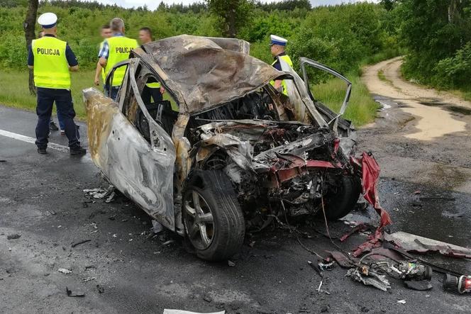 Czołowe zderzenie pod Mławą! 32-latek zginął w płomieniach!