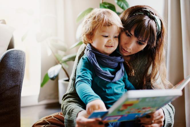 Mama czytająca z dzieckiem książeczkę