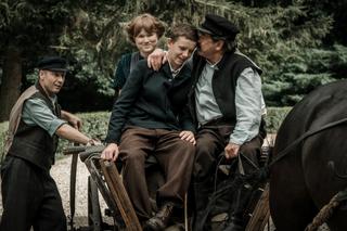 Kamerdyner odc. 1. Mateusz Kroll w młodości (Jakub Syska), Bazyli Miotke (Janusz Gajos), Urszula (Diana Zamojska)