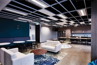 Komfortowe części wspólne w biurze. Czym wykończyć ściany i podłogi?