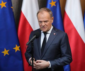 Donald Tusk miał wypadek. Premier stojąc o kulach zaapelował do Polaków