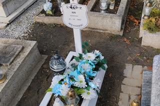 Grób dziecka znalezionego w sortowni śmieci w Zabrzu