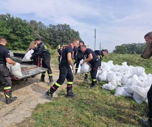 Przez Oławę przechodzi fala. Trwa walka z żywiołem