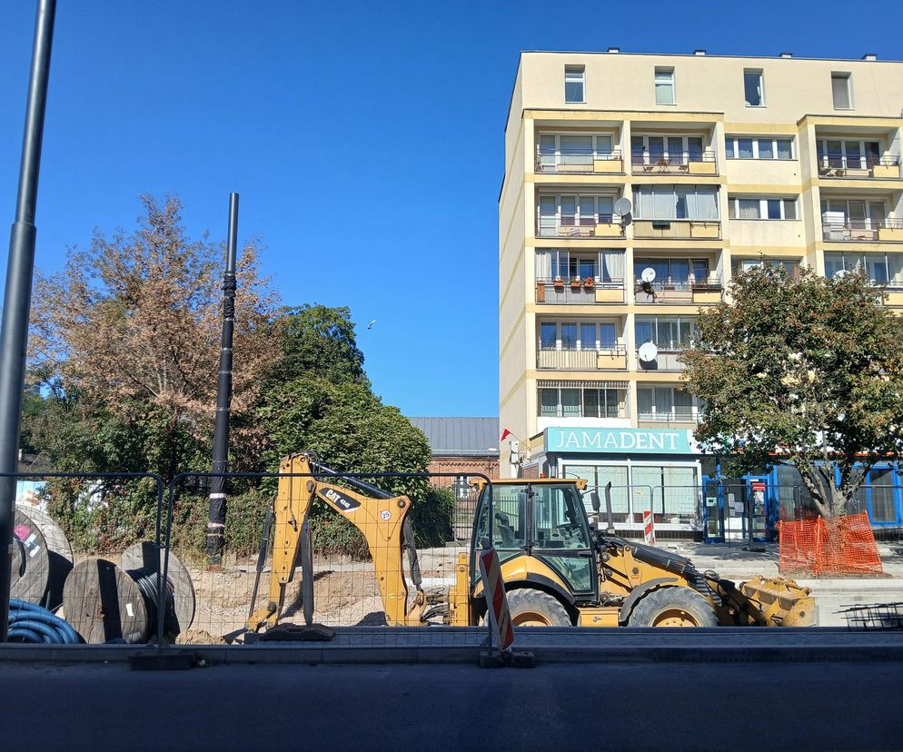 Budują tramwaj na Rakowieckiej w Warszawie. Szyny już na całej długości ulicy