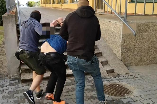 Znokautował policjanta przed sądem i zwiał. Michał ukrywał się w mieszkaniu swojej znajomej. „Był zdziwiony i zaskoczony”