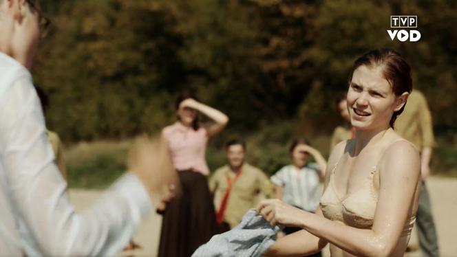 Osiecka, odcinek 2: Agnieszka uratuje życie nieznajomemu! Wypadek nad Wisłą zmieni życie przyszłej poetki - ZDJĘCIA