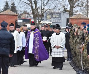 Tłumy żegnały młodego burmistrza i jego ojca