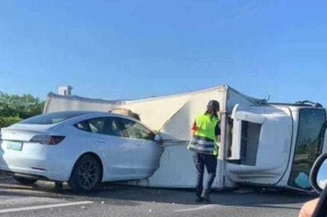 Zaufał systemom bezpieczeństwa i wjechał... w ciężarówkę! Tesla Model 3 zawiodła po raz kolejny