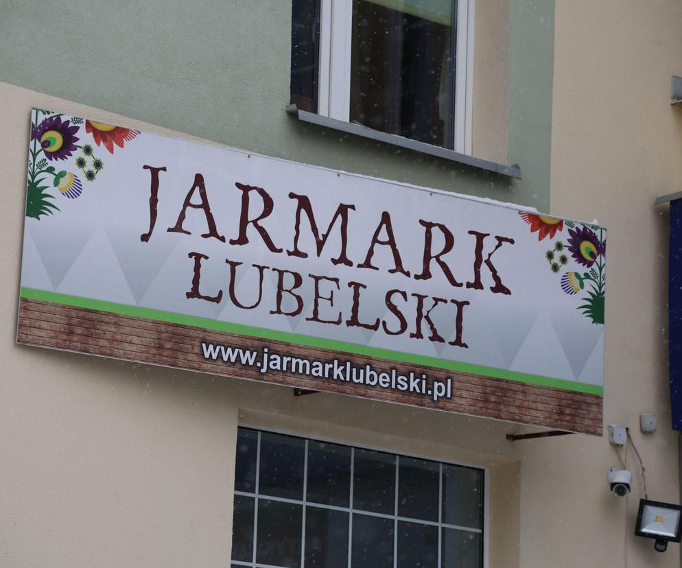 Szyld Jarmarku Lubelskiego na Lubartowskiej 77 w Lublinie