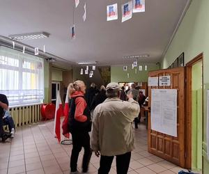 Krakowianie stoją w kolejkach do urn wyborczych. Frekwencja robi wrażenie!
