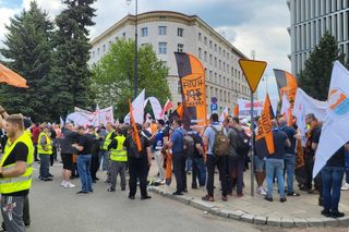 Protest hutników w Warszawie. Idą od Sejmu do Kancelarii Premiera