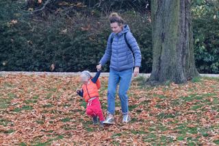 Magdalena Boczarska z dzieckiem na spacerze 