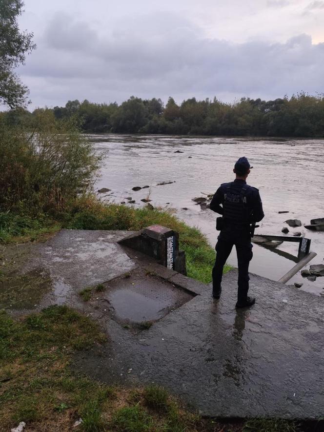 Małopolscy policjanci walczą z powodzią. W tych powiatach sytuacja wygląda najgorzej