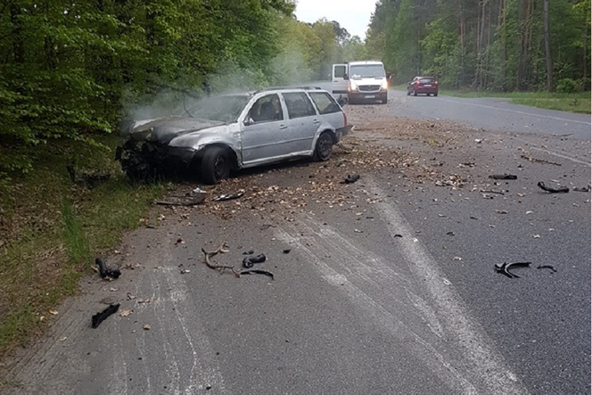 Auto uszkodzone, kierowcy nic się nie stało.