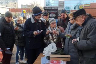 Opaski dla seniorów rozdane w kilkanaście minut
