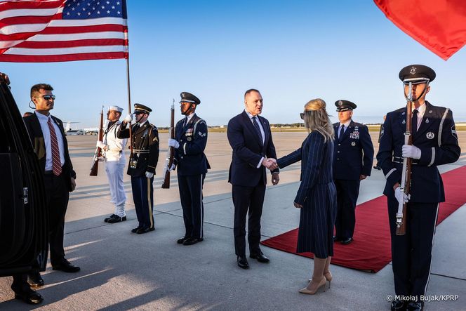 Prezydent Nawrocki na czerwonym dywanie w USA