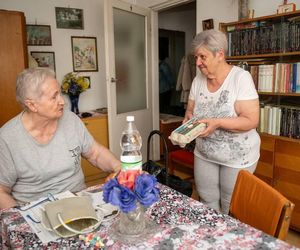 Od lat wspiera schorowaną sąsiadkę w potrzebie. Teraz pani Danuta jest za to wynagradzana