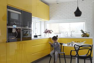 Żółta kuchnia w skandynawskim wnętrzu