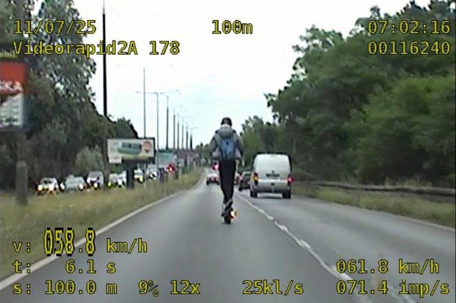 Hulajnoga zamiast motocykla? 17-latek pędził ulicą jak rajdowiec. Jest nagranie!