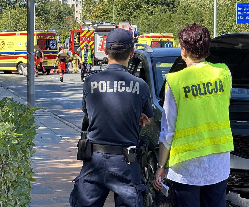 Auto wjechało w przystanek w Warszawie. Dwie osoby nie żyją