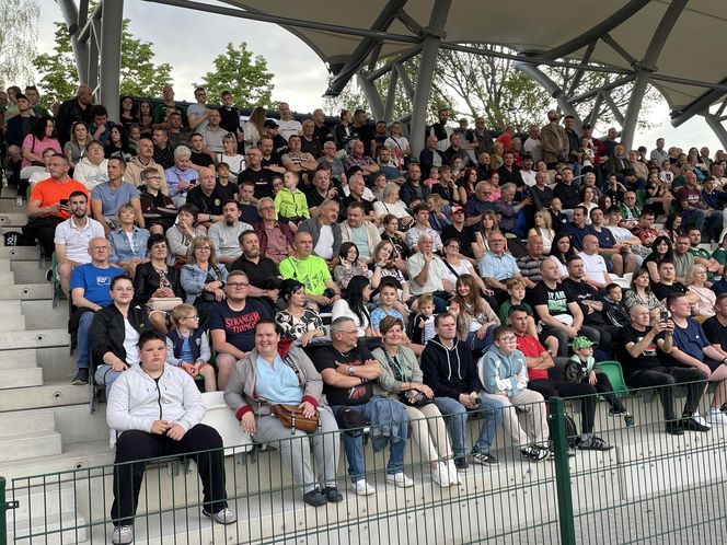 Kibice na otwarciu stadionu w Starachowicach