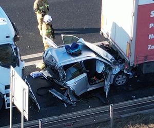 Wstrząsający wypadek pod Żyrardowem. Skoda zmiażdżona między dwoma tirami