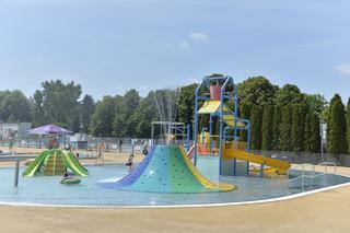 Baseny ratują przed upałem. Warszawiacy ruszyli na miejskie pływalnie