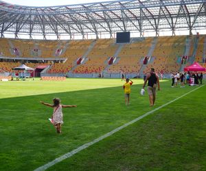 Pożegnianie Murawy na Chorten Arenie. Jagiellonia Białystok rozdaje boisko swoim kibicom