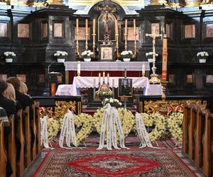 Pożegnali wielką damę polskiej kultury. Kidawa-Błońska przesłała piękny wieniec