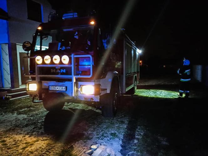 Pracowity wieczór strażaków. Płonęły i dom i trawy!