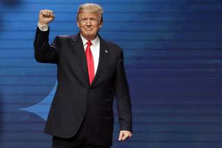 Trump nie zna hymnu USA?! 