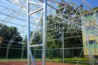 Budują zadaszenie nad boiskiem przy ekonomie