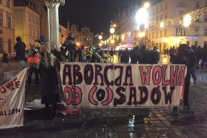 Strajk Kobiet we Wrocławiu. Przemarsz ulicami miasta i przepychanki z policją [ZDJĘCIA] 